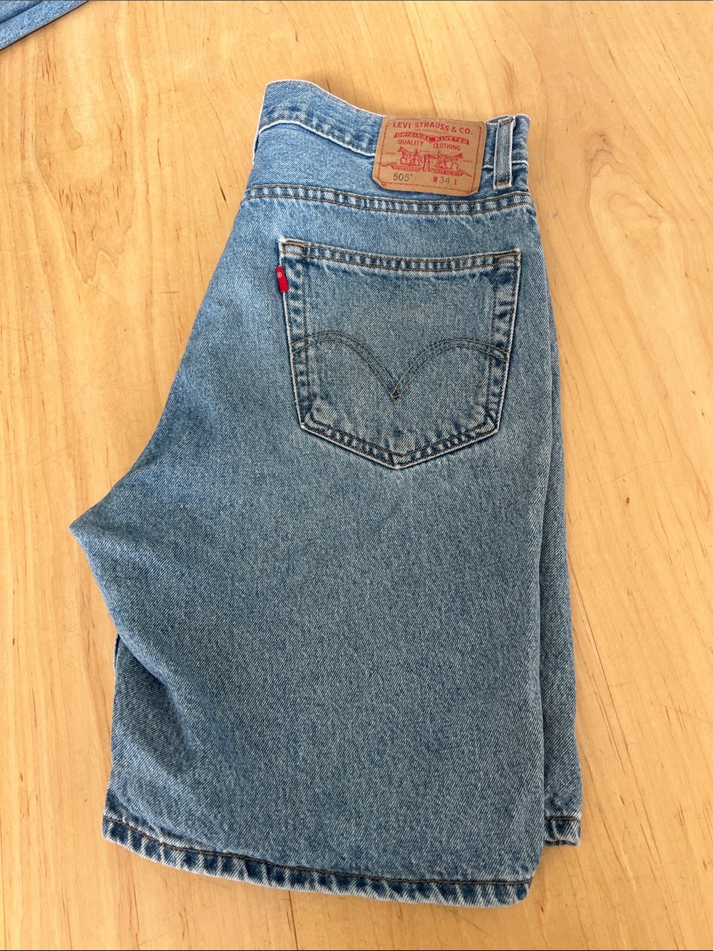 VTG Y2K Levi's Light Blue Denim Jeans with Red Tab